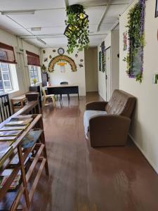 - un salon avec un canapé et une table dans l'établissement De Cameron Guest House, à Tanah Rata