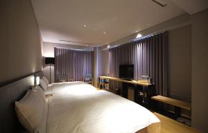 Postel nebo postele na pokoji v ubytování Chiayi Guanzhi Hotel