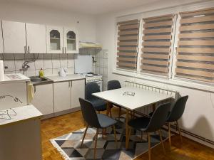 eine Küche mit einem Tisch und Stühlen in der Unterkunft Happy holiday in Visoko