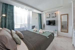 Rúm í herbergi á Modern Studio with a Sea View and Pool Access Ponderosa 801