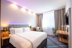 Cama ou camas em um quarto em Premier Inn Frankfurt City Centre mais 16 fotos