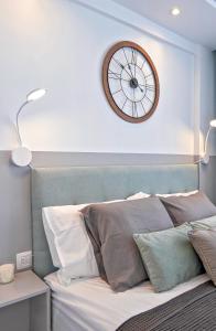 Rúm í herbergi á Modern Studio with a Sea View and Pool Access Ponderosa 801