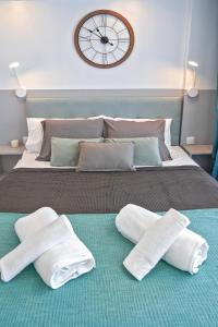 Rúm í herbergi á Modern Studio with a Sea View and Pool Access Ponderosa 801 +35 myndir