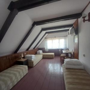 ein großes Wohnzimmer mit Sofas und einem Fenster in der Unterkunft Pokoje Gościnne KORMORAN in Kąty Rybackie