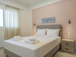 Postel nebo postele na pokoji v ubytování Renovated apartment 2 -Platanias