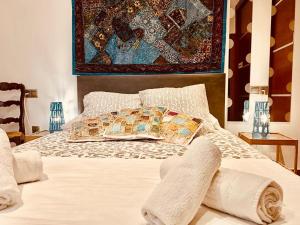 1 dormitorio con cama con almohadas y alfombra en Laika House, en Granada