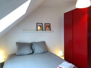 1 dormitorio con 1 cama y armario rojo en Angers - L’appartement de Marius, calme et confort, en Angers