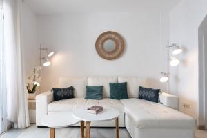 Część wypoczynkowa w obiekcie Dona Lola Micaela Beach front duplex apartment with open sea and beach views located between Marbella and Fuengirola - Costa del Sol - CS148
