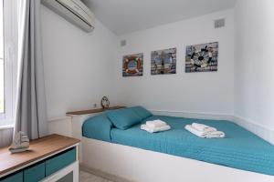 Łóżko lub łóżka w pokoju w obiekcie Dona Lola Micaela Beach front duplex apartment with open sea and beach views located between Marbella and Fuengirola - Costa del Sol - CS148