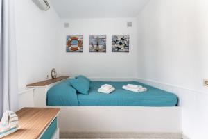 Łóżko lub łóżka w pokoju w obiekcie Dona Lola Micaela Beach front duplex apartment with open sea and beach views located between Marbella and Fuengirola - Costa del Sol - CS148