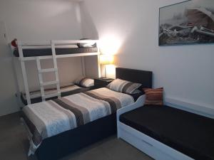 Poschodová posteľ alebo postele v izbe v ubytovaní Berlin - Schönefeld grüne Wohnung