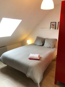 1 dormitorio con 1 cama con 2 toallas en Angers - L’appartement de Marius, calme et confort, en Angers