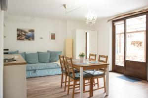 a kitchen and living room with a table and chairs at Csillagvirág Apartman Gyula in Gyula