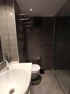 A bathroom at Star of İstanbul Residence