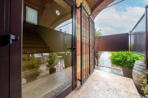 una entrada interna a un edificio con puerta de cristal en Casello A1, Modena sud - Villa Aurora Charming Rooms en Módena