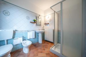 ein Bad mit einem WC, einem Waschbecken und einer Dusche in der Unterkunft Casello A1, Modena sud - Villa Aurora Charming Rooms in Modena