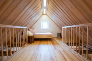 Habitación en el ático con cama y ventana en Nussanger, en Oberscheinfeld