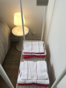 una habitación con 3 toallas en una escalera en Angers - L’appartement de Marius, calme et confort, en Angers