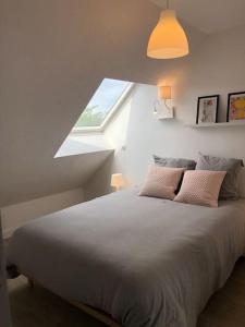 1 dormitorio con 1 cama grande y ventana en Angers - L’appartement de Marius, calme et confort, en Angers