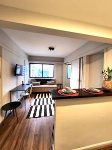 cocina y sala de estar con encimera en Flat Exclusivo no Itaim Bibi, en São Paulo