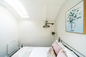 Llit o llits en una habitació de Howard Gardens - 1 Bedroom Apartment in Cardiff City Centre