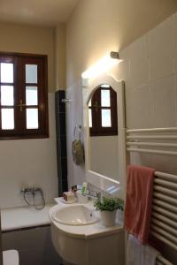 a bathroom with a sink and a mirror at Villa Khaki 