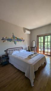 ein Schlafzimmer mit einem Bett mit einer weißen Tagesdecke in der Unterkunft Villa Khaki 
