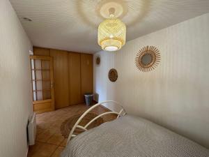 - une chambre avec un lit et un plafond avec un miroir dans l'établissement Grande annexe de maison avec jardin, à Aix-en-Provence