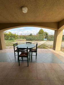 - une table et des chaises sur une terrasse avec une arche dans l'établissement Grande annexe de maison avec jardin, à Aix-en-Provence