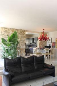 a black leather couch sitting in a living room at Villa Khaki in Fíkhtion