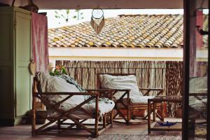 porche con sillas, mesa y techo en Casa Rural Cal Baté en Pratdip