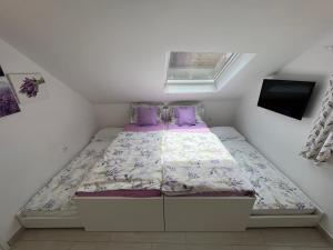 Apt Bobotovi in center of Stari Grad, Hvar客房内的一张或多张床位