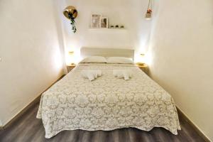 una camera da letto con un grande letto con due cuscini di Welcome Varigotti - Borgo Saraceno - Tramontana a Varigotti