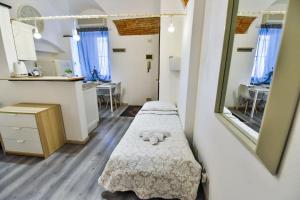 Cette petite chambre comprend un lit avec un animal farci. dans l'établissement Welcome Varigotti - Borgo Saraceno - Tramontana, à Varigotti