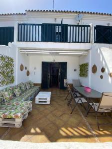 a living room with a couch and a table at Casa Montigar in Chiclana de la Frontera