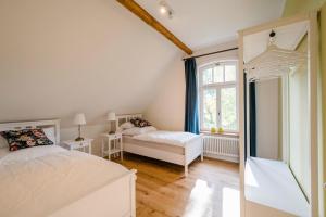 - une chambre avec 2 lits et une fenêtre dans l'établissement Landhaus Waldstrasse 7, à Hermannsburg