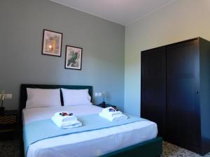 1 dormitorio con 1 cama con 2 toallas en M & M House, en Ayiá