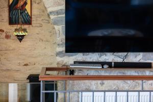 Televízia a/alebo spoločenská miestnosť v ubytovaní Penelope Home