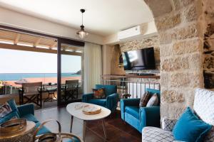 salon z widokiem na ocean w obiekcie Penelope Home w mieście Panormos