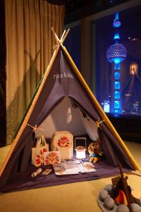 Ein Zelt mit einem Haufen Sachen drin. in der Unterkunft The Ritz-Carlton Shanghai, Pudong in Shanghai