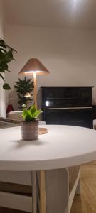 einem Tisch mit einer Lampe und einer Topfpflanze darauf in der Unterkunft Villa Riari Garden in Rom