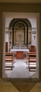 eine Kirche mit einem großen Bett in einem Zimmer mit zwei Bänken in der Unterkunft Villa Riari Garden in Rom