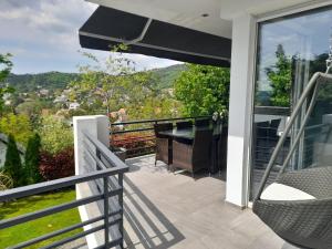 einen Balkon mit einem Tisch und Stühlen sowie Aussicht in der Unterkunft Private Family Villa in Budaörs