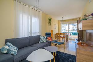 ein Wohnzimmer mit einem Sofa und einem Esszimmer in der Unterkunft Estrella 2 3a Spaniahome in L'Alfas del Pi