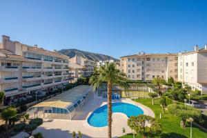 ein Resort mit einem Pool und einigen Gebäuden in der Unterkunft Estrella 2 3a Spaniahome in L'Alfas del Pi