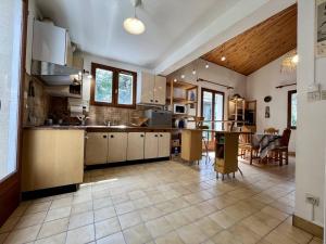 Η κουζίνα ή μικρή κουζίνα στο Maison de village typique 6 pers, proche plage et commerces, avec terrasse, parking et ménage inclus - FR-1-246A-251 +16 φωτογραφίες