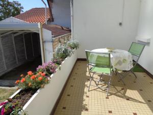 Patio alebo iná vonkajšia časť ubytovania Le gite de la gare