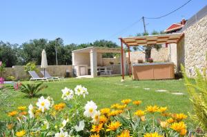 Ágios ProkópiosにあるVilla Eoli Corfuの家の前の花の庭園
