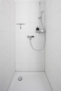 a white bathroom with a shower with a glass door at Acapella Suite Barcarolle 60qm, direkt am Weinberg, Altstadt, Netflix inklusive in Heppenheim an der Bergstrasse