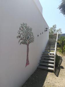 ein Wandbild eines Baumes an der Seite eines Gebäudes in der Unterkunft Aybüke Apart in Datca